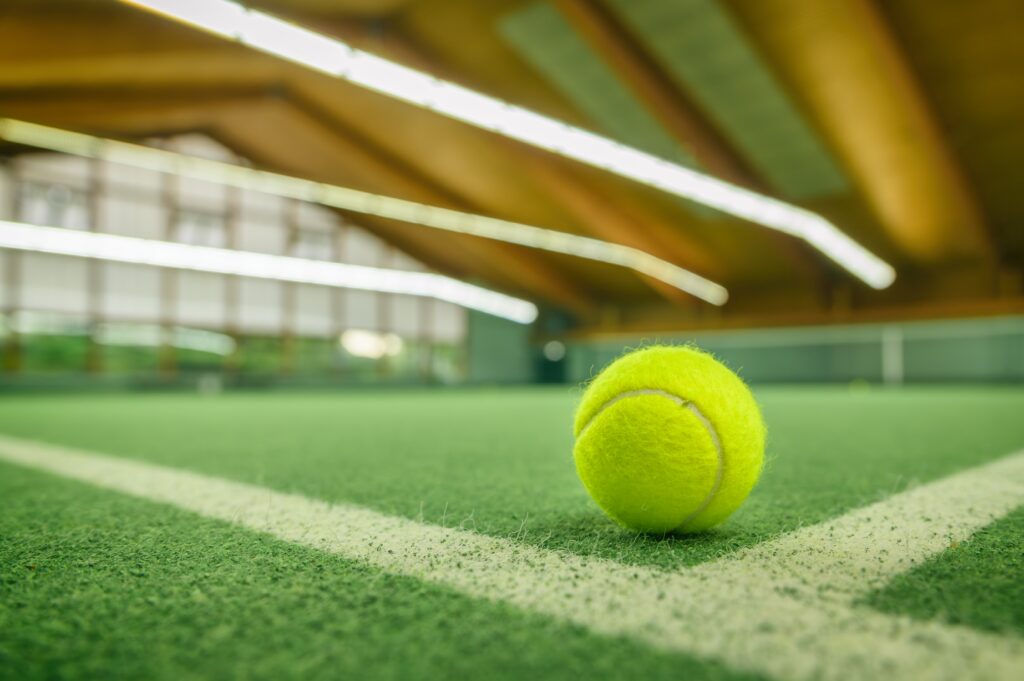 tennispallo sisähallin nurmikolla